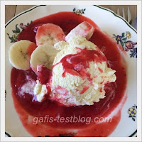 Vanillieeis mit frischen pürierten Erdbeeren