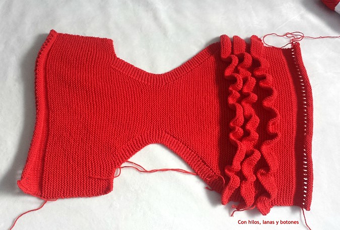 Con hilos, lanas y botones: Braguita de punto con volantes en el culete (patrón gratis)