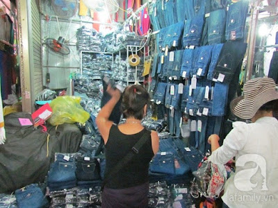 Một cửa hàng bán buôn đồ jeans trong chợ Nành Một cửa hàng bán buôn đồ jeans trong chợ Nành