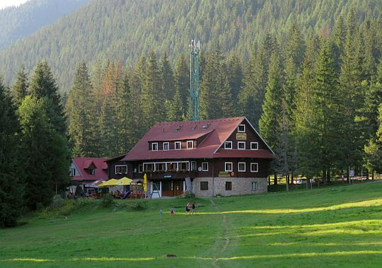 Schronisko na Zwierówce (słow. Chata Zverovka; 1020 m n.p.m.). Schronisko na Zwierówce (słow. Chata Zverovka; 1020 m n.p.m.).