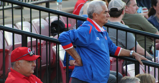 Higinio Vélez, el director ideal, para que nos explique de una vez y por todas, como es posible desarrollar sin evolucionar, crecer sin revolucionar, ser campeón sin campeones Higinio Vélez, el director ideal, para que nos explique de una vez y por todas, como es posible desarrollar sin evolucionar, crecer sin revolucionar, ser campeón sin campeones