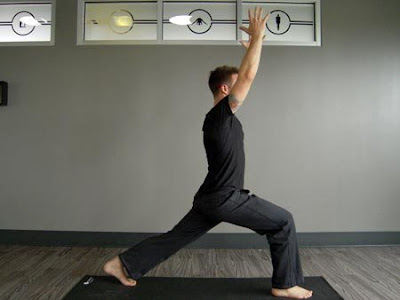 Tư thế vươn người cao (High Lunge Yoga pose)