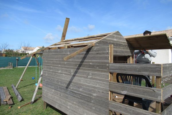 Construction d'une cabane en bois pour enfant