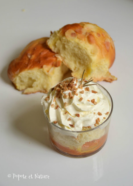 Verrines aux abricots poêlés au miel et au romarin, brioche maison et chantilly © Popote et Nature Verrines aux abricots poêlés au miel et au romarin, brioche maison et chantilly