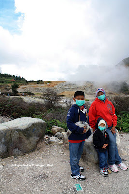 Semakin dekat ke kawah, semakin berbau menyengat. Semakin dekat ke kawah, semakin berbau menyengat.