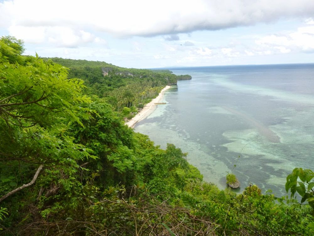 Tirai Kapas Tersapu Gulungan Ombak - Pantai Huntete, Tomia Wakatobi