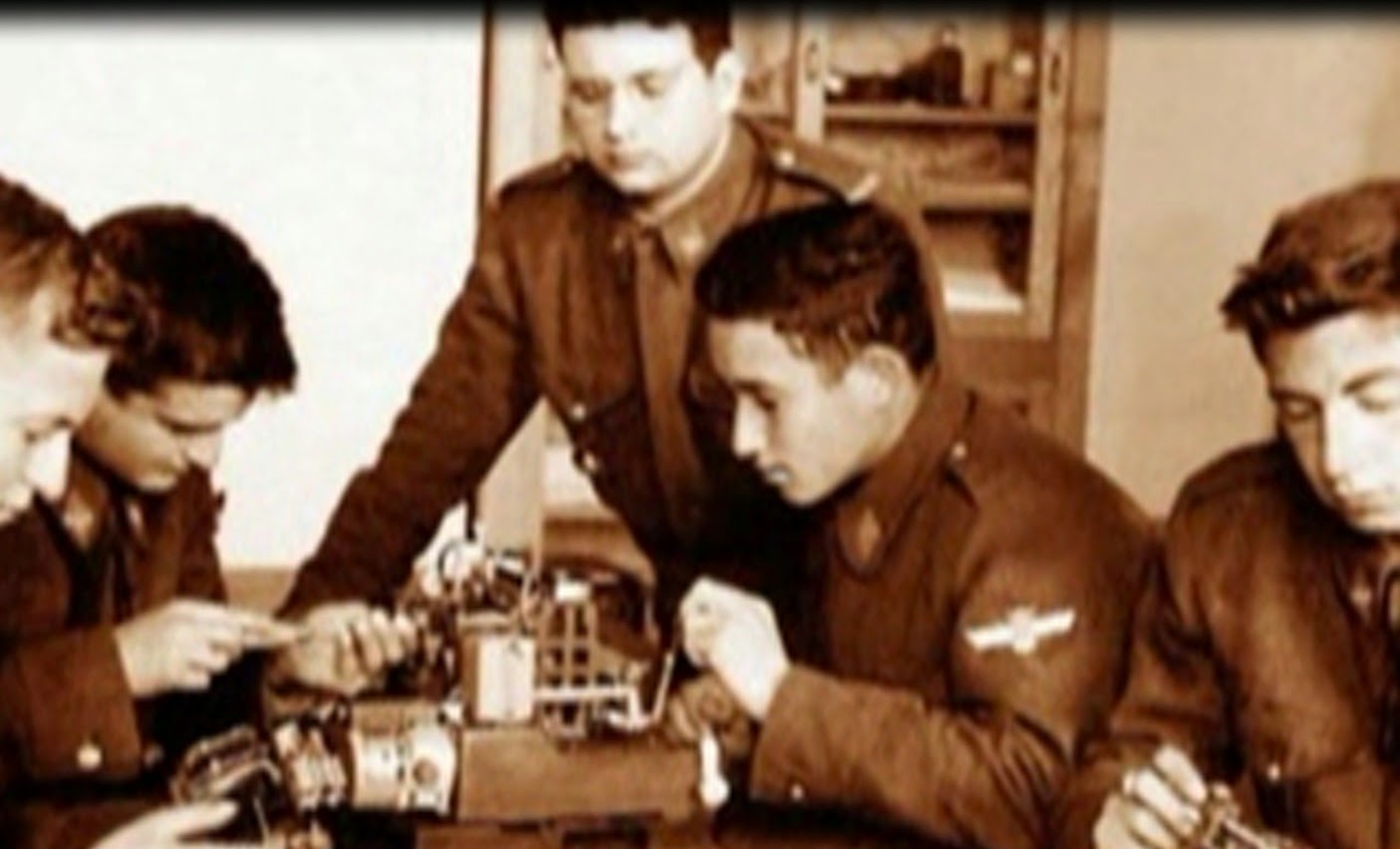 ESCUELA DE TRANSMISIONES DEL EJERCITO DEL AIRE DE ESPAÑA ESCUELA DE TRANSMISIONES DEL EJERCITO DEL AIRE DE ESPAÑA