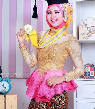 Model Kebaya Modern Untuk Wisuda Wanita Gemuk