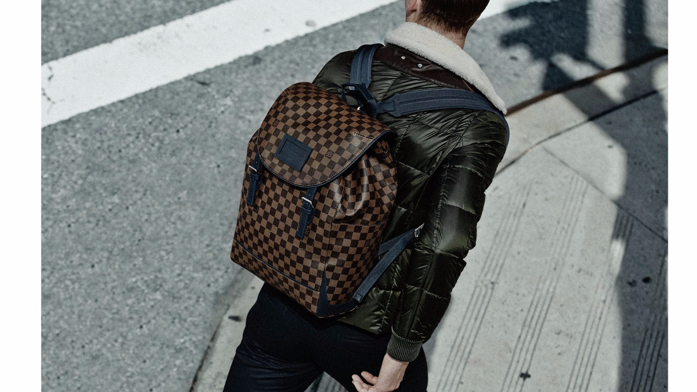 sac a dos louis vuitton gris