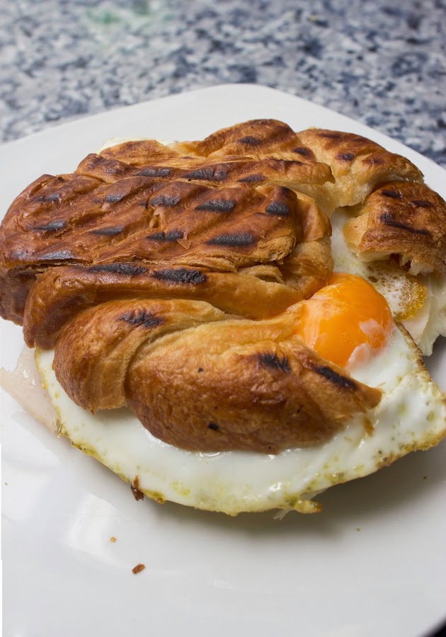http://elbauldelasdelicias.blogspot.com.es/2014/02/croissant-mixto-huevo.html