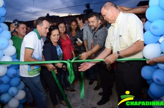 Prefeita Ducilene Belezinha e comitiva inauguram as novas instalações da secretaria de assistência social.
