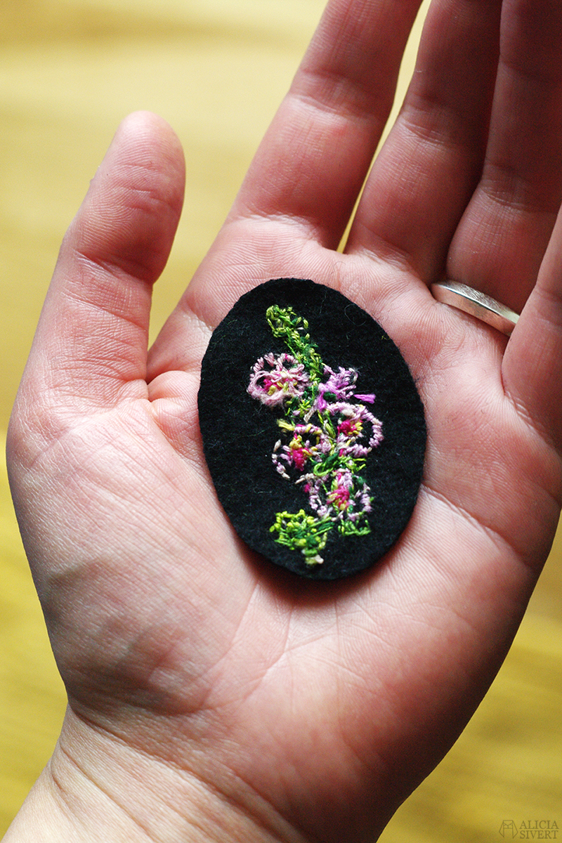 Baksida, broderi av Alicia Sivertsson.