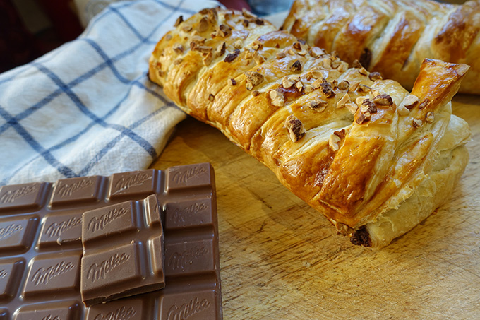 Trenza de Chocolate y Almendra | Chocolate Almond Braid - Recipe from The Blonde B