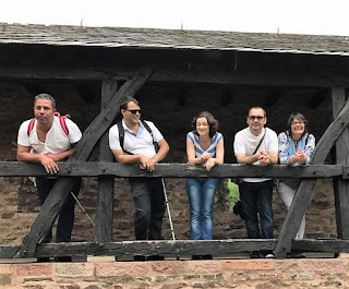 Fotografia do grupo de participantes, na varanda de um dos castelos visitados no último dia 