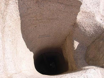 фото из асуанских каменоломен - отверстия в граните очень похоже на отверстия Южного Буга