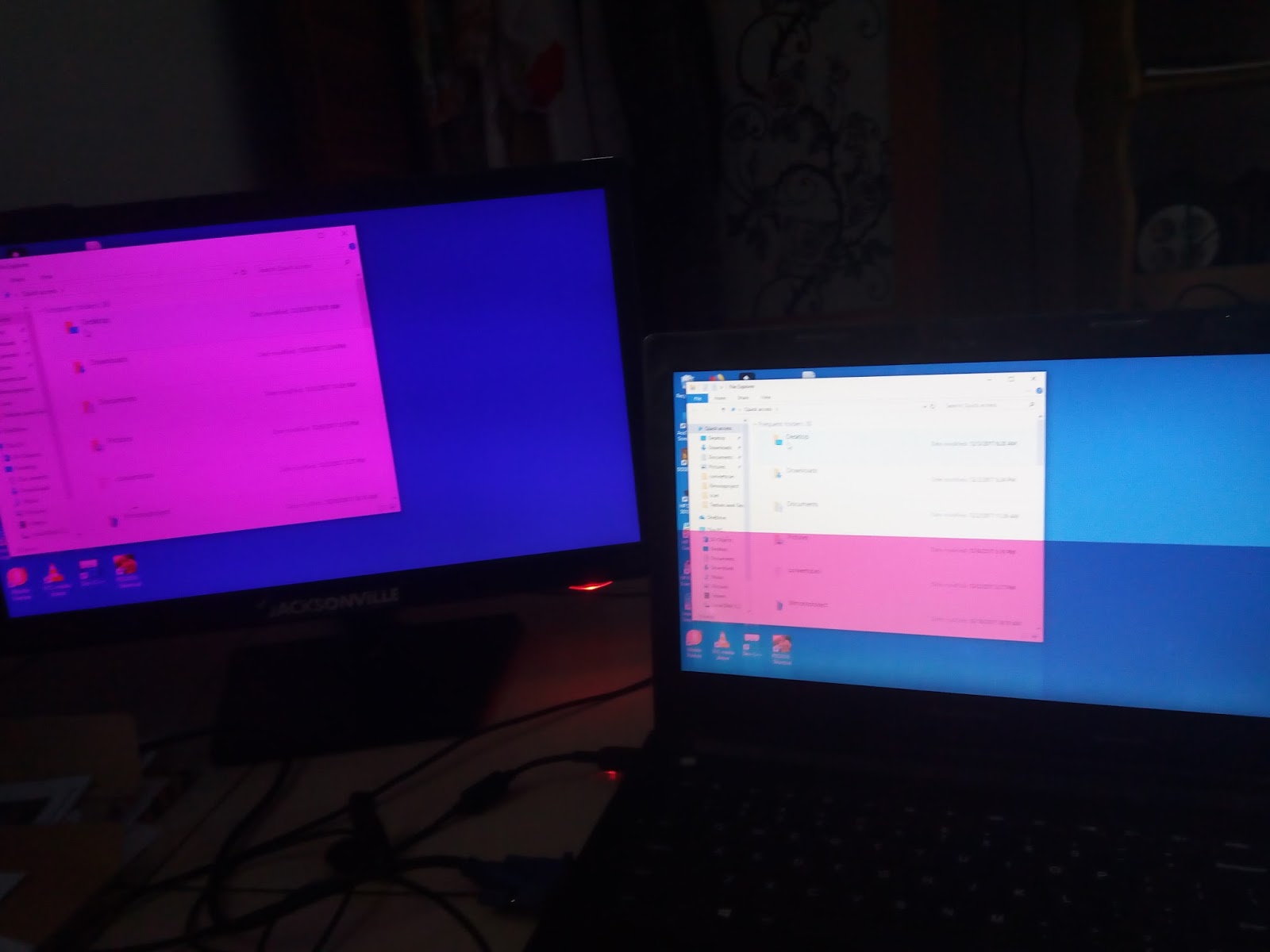 Layar Laptop Berubah Warna Pink