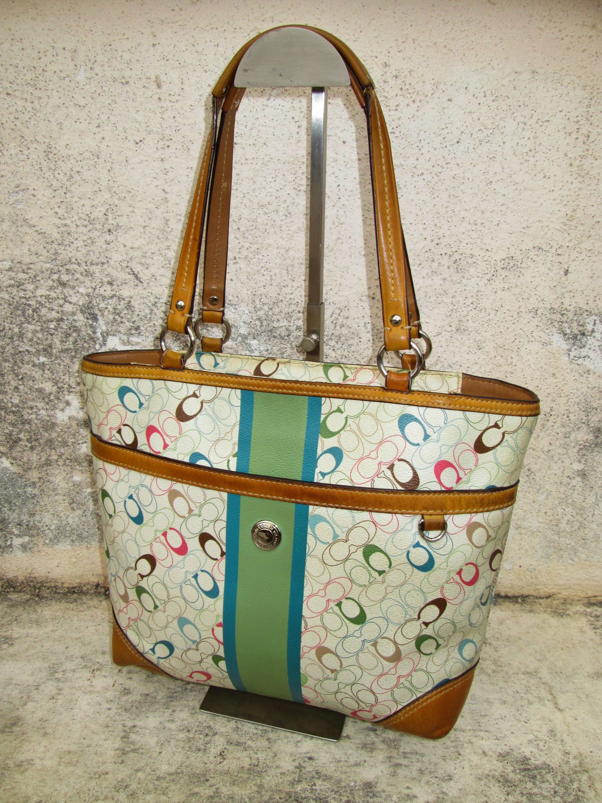 d0rayakEEbaG: Authentic Coach Signature Multicolor Shoulderbag(SOLD)