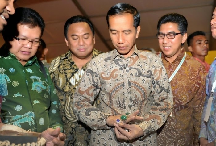 Presiden Indonesia Joko Widodo Sedang Memperhatikan batu Akik