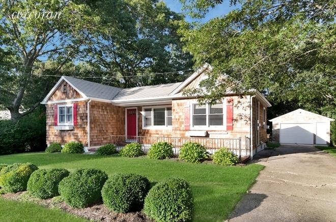 TINY HOUSE TOWN: Sag Harbor Bungalow (950 Sq Ft)