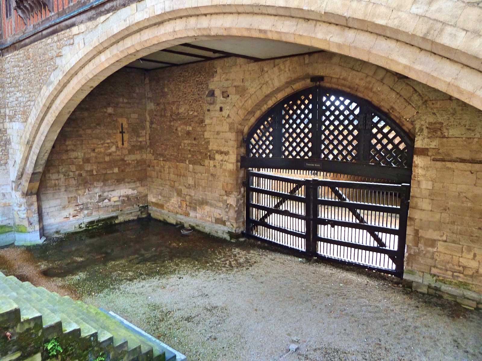 ворота предателей в лондоне. ворота предателей. место казни анны болейн в тауэре. лондонский тауэр тюрьма. ворота предателей.