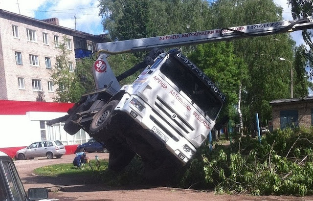 В Стерлитамаке упал автокран есть пострадавшие В Стерлитамаке упал автокран есть пострадавшие