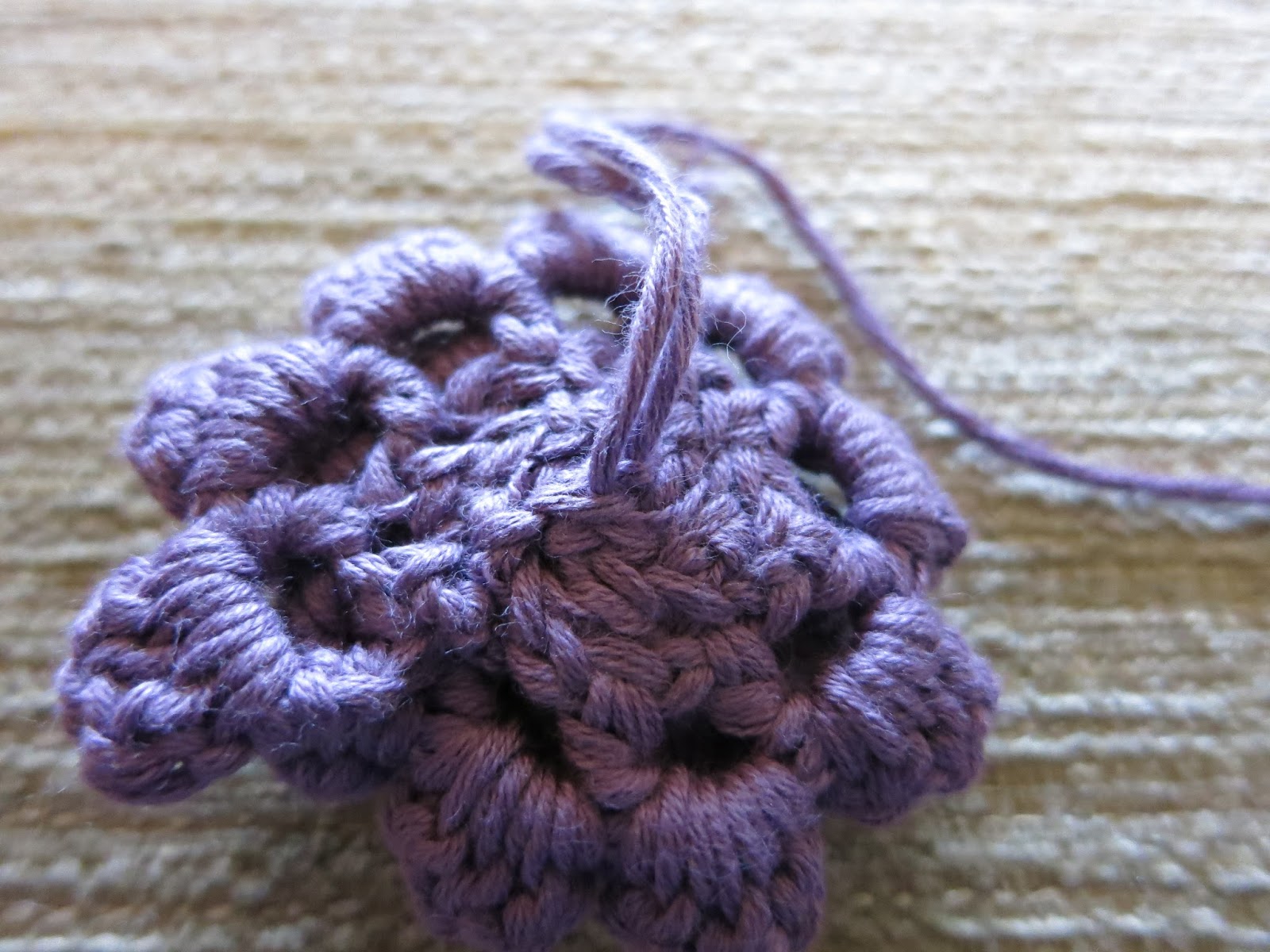 Mrs Craftypants Free crochet flower, stem and leaf pattern.