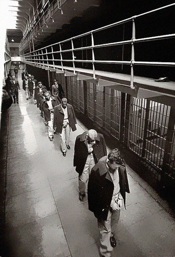 40 Must-See Photos Of The Past - Last prisoners of Alcatraz leaving, 1963