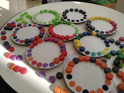 Jogo: Seleção de cores e sequência com tampinhas de refri