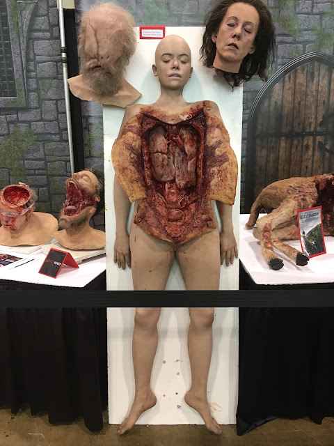 SFX makeup on MATS Toronto in the museum of makeup. Tole je utrinek iz 'muzeja' na sejmu, kjer so bili predstavljeni modeli protetike.