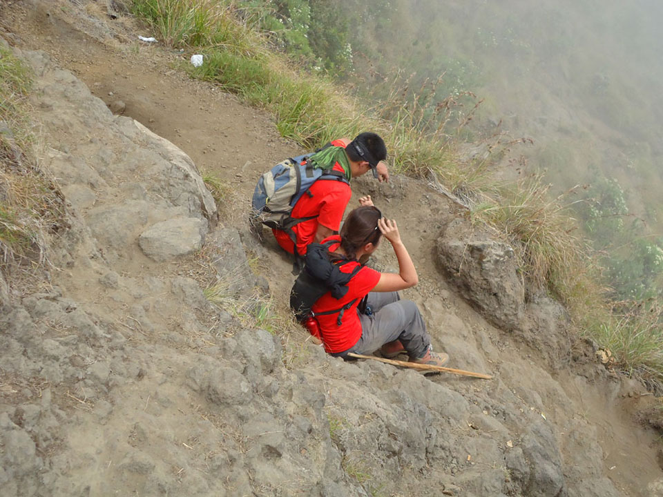 Para pendaki harus lincah menuruni lereng kawah ke danau Segara Anak, kemiringan kawah dari 20 derajat hingga 70 derajat, Gunung Rinjani Para pendaki harus lincah menuruni lereng kawah ke danau Segara Anak, kemiringan kawah dari 20 derajat hingga 70 derajat, Gunung Rinjani