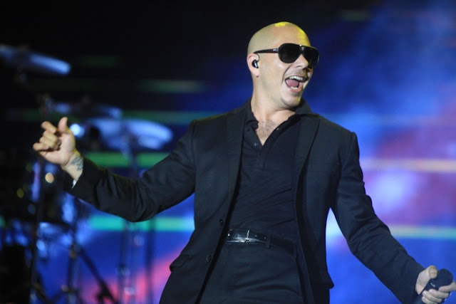 Pitbull na Festa de ano-novo com o Pitbull em Miami Pitbull na Festa de ano-novo com o Pitbull em Miami