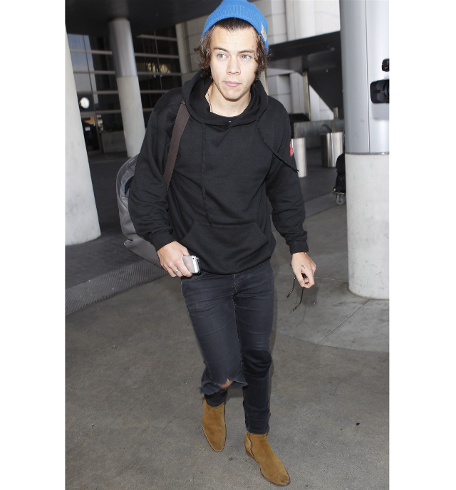 Harry Styles saliendo del aeropuerto