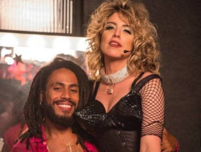Verão 90: La Donna engata romance com Ticiano, o Rei da Lambada Artistas engatam romance em Verão 90 (Foto: Reprodução)