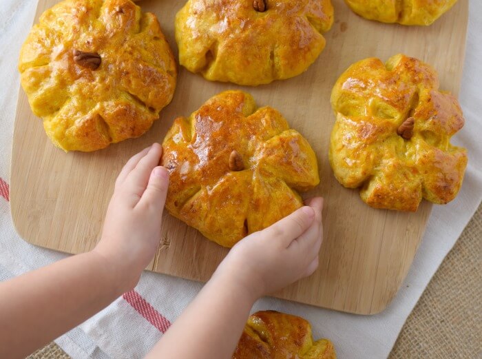 El pan de calabaza El pan de calabaza se glasea con miel al salir del horno para darle suavidad y brillo a la corteza