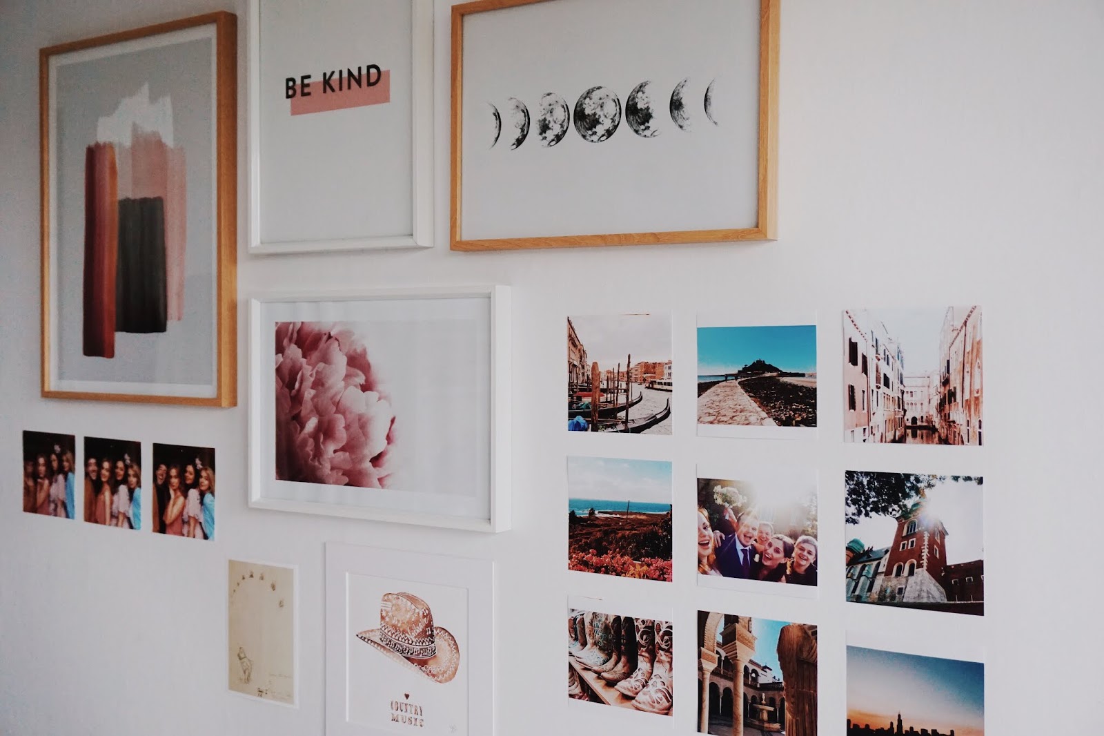 Styling a gallery wall Styling a gallery wall