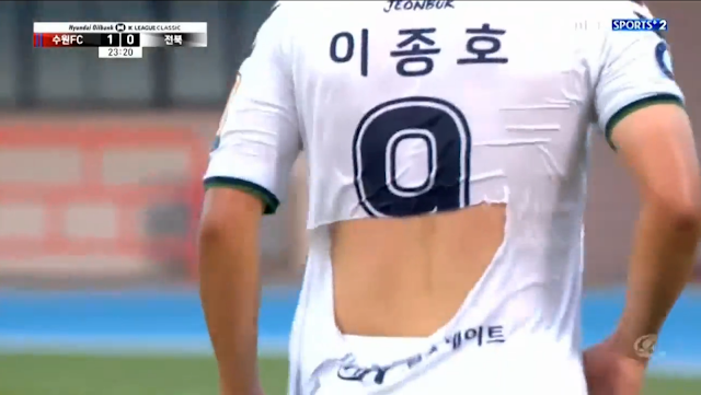 Jeonbuk Hyundai Motors striker Lee Jong-ho suffers a shirt-tear after jostling with the Suwon FC defence.  (Photo Credit: MBC Sports 2)