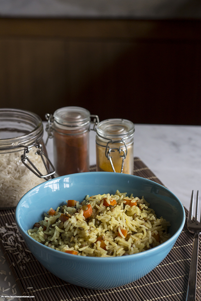 riso speziato con carote e lenticchie