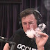 Elon Musk fuma marihuana y bebe whisky en directo en un programa de radio