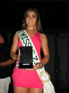 Confira como era a Gari Gata antes da fama Rita participou e venceu o concurso Garota Zona Oeste 2011. Nessa época, a mais nova musa carioca já dava pinta de modelo. Após o concurso e ao longo do tempo, a gari compartilhou diversas fotos sensuais na net.