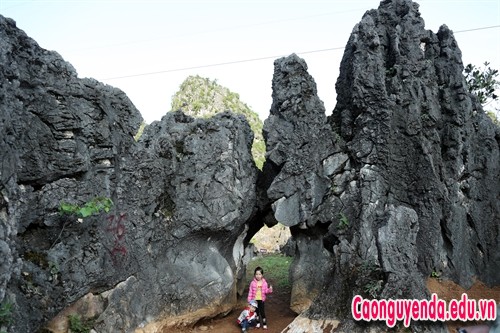 Cổng thành trong mê cung đá Cổng thành trong mê cung đá