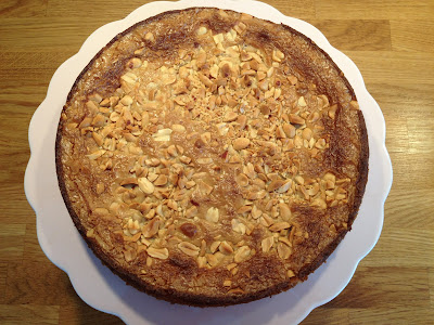 vit+chokladkaka - Seg vit chokladkaka med saltade nötter