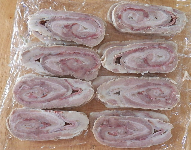 Rullepølse sliced and ready for the freezer