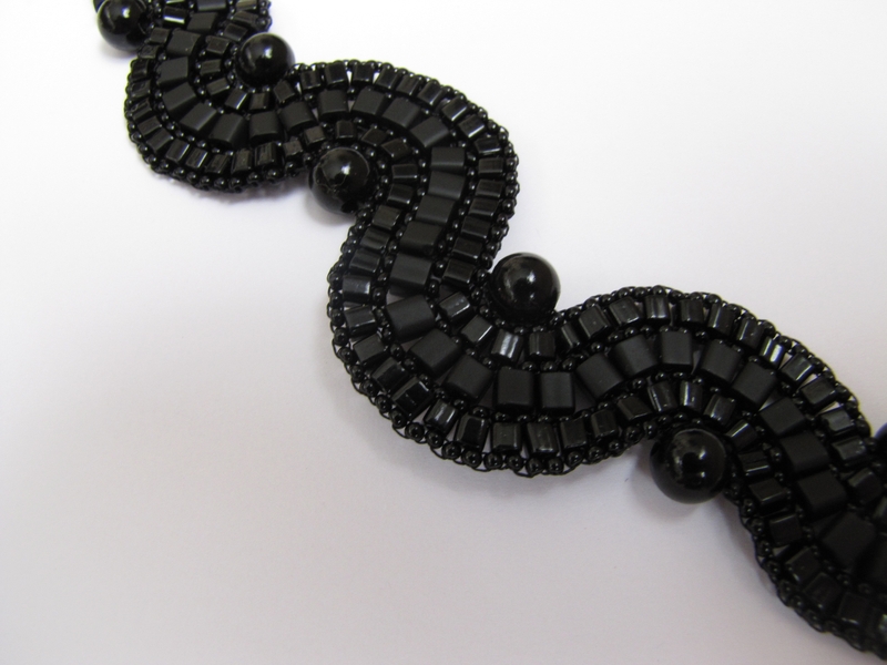 Готический жемчуг. Дерево из бисера черно белое. Черное кольцо из бисера. Готы вязание. Украшения из черного бисера.