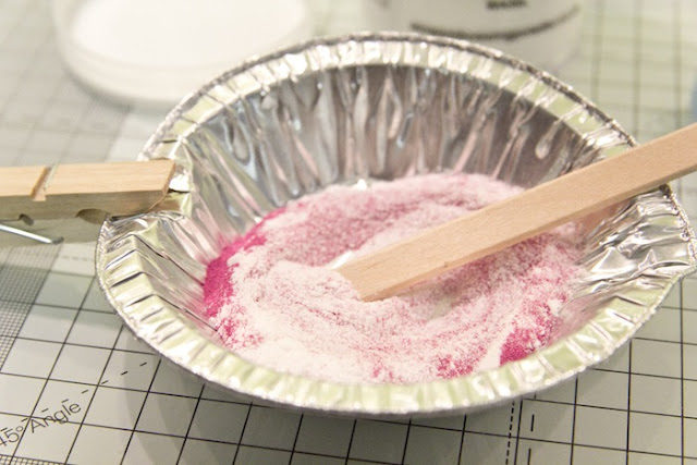 http://danipeuss.blogspot.com/2015/12/embellishments-mit-melt-it-powder-von-wow-selber-machen.html