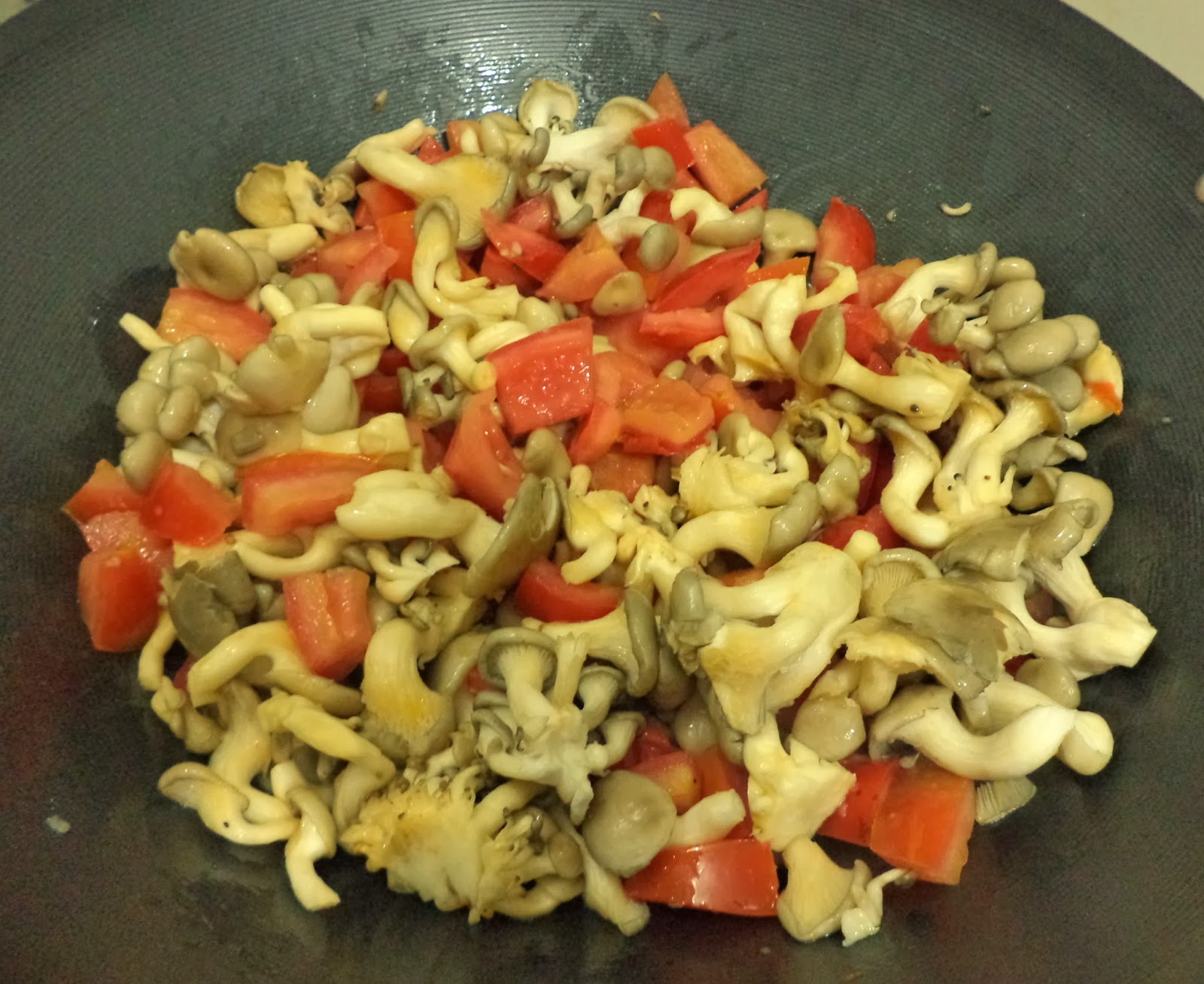 Receitinhas da Tere Macarrão com shimeji e tomate