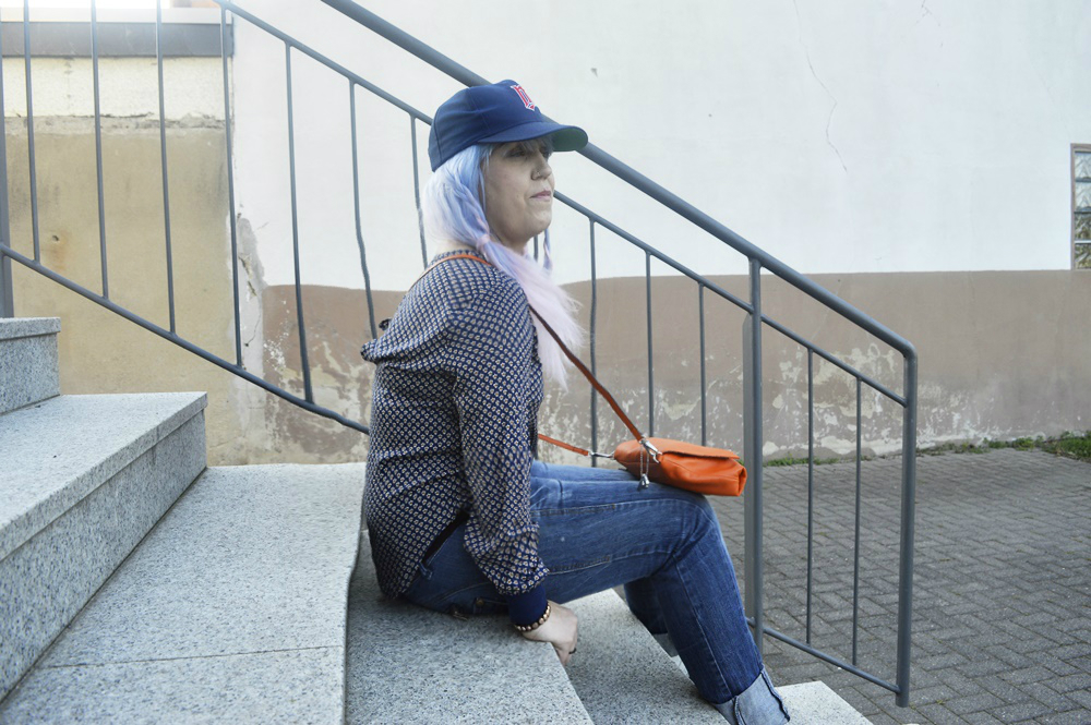 Streetstyle Outfit with Baseballcap, jeans and blouse shirt, white leather shoes and papaya colored crossbodybag by @picard_lederwaren_official