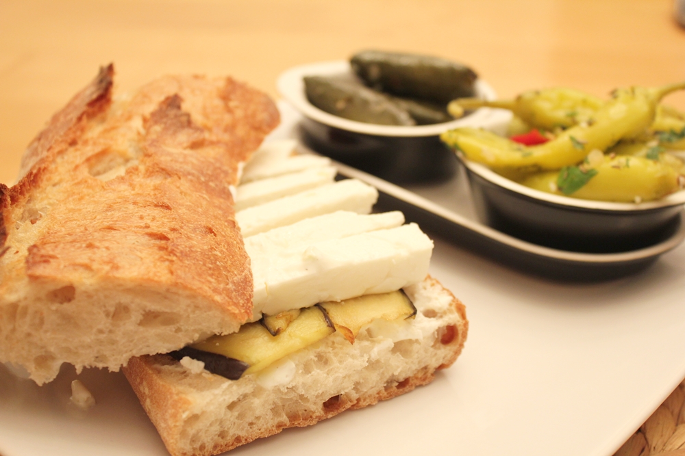 Wolkenfees Küchenwerkstatt: Baguette mit Auberginen und Schafskäse