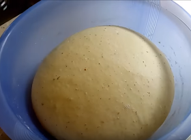 Dejar reposar el pan con orégano para doblar la masa el doble de su tamaño