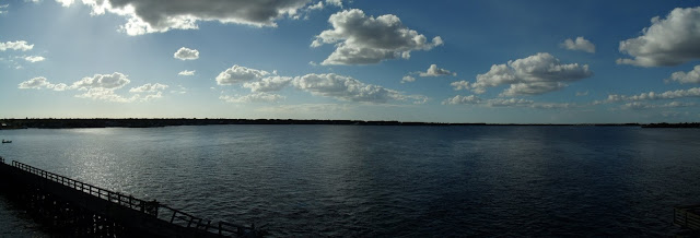 Vista hacia el norte del Myakka River desembocando en la bahía de Charlotte Vista hacia el norte del Myakka River desembocando en la bahía de Charlotte