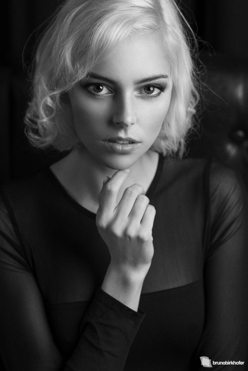 A linda e elegante modelo loira Riona Neve na fotografia de Bruno Birkhofer riona neve modelo Bruno Birkhofer 500px fotografia mulheres fashion arte preto e branco loira elegante beleza